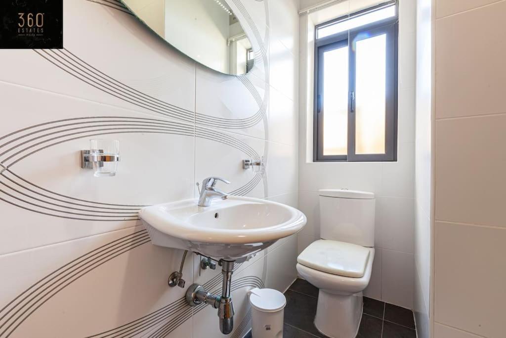 Comfortable Penthouse, Served With Lift, Wifi & Ac By 360 Estates Gzira Exterior photo
