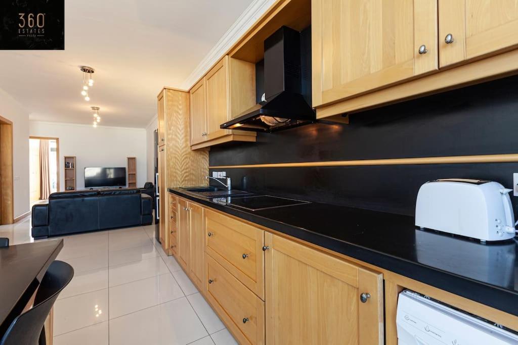 Comfortable Penthouse, Served With Lift, Wifi & Ac By 360 Estates Gzira Exterior photo