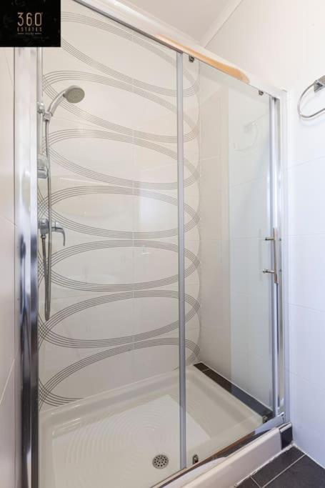 Comfortable Penthouse, Served With Lift, Wifi & Ac By 360 Estates Gzira Exterior photo
